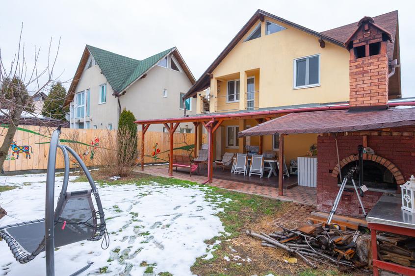 Casă individuală cu 6 camere cu Canalizare în Stupini