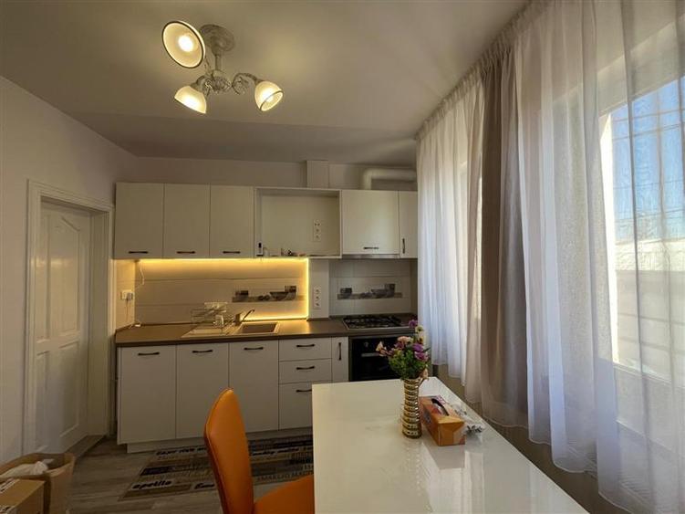 Casă individuală cu 9 camere cu Teren 183 Mp în Central