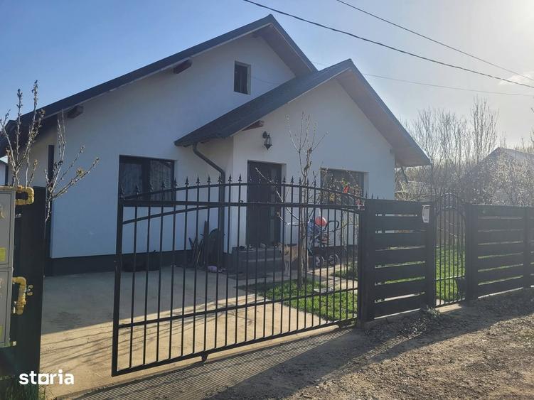 Casă cu 4 camere cu Teren 350 Mp în Dumbrava
