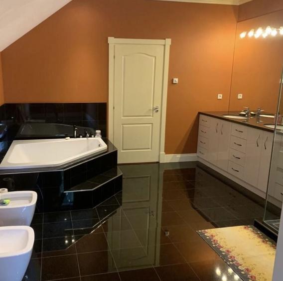 Casă individuală cu 5 camere cu Canalizare în Ciolpani