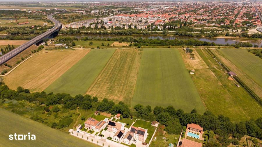 Teren de 4500 mp, în Pârneava