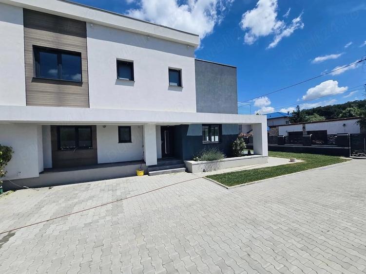 Casă cu 5 camere cu Teren 329 Mp în 1 Decembrie
