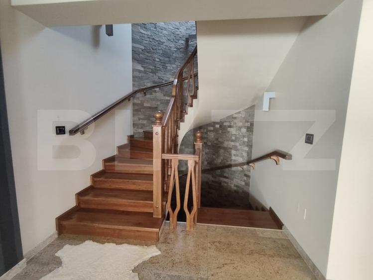 Casă individuală cu 6 camere cu Canalizare în Sânmartin