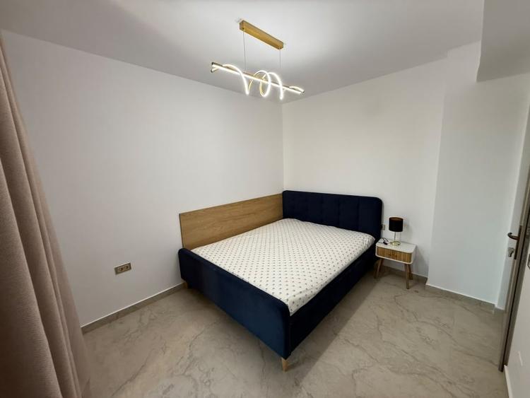 Apartament cu 3 camere semidecomandat, mobilat în Peco