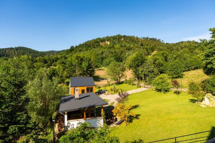 Casă individuală cu 5 camere cu Canalizare în Cacica