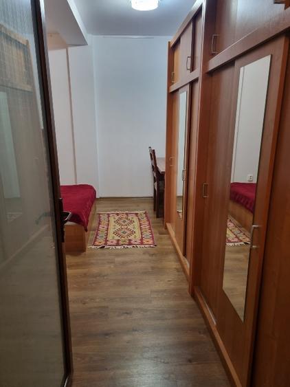 Apartament cu 3 camere semidecomandat în Palazu Mare