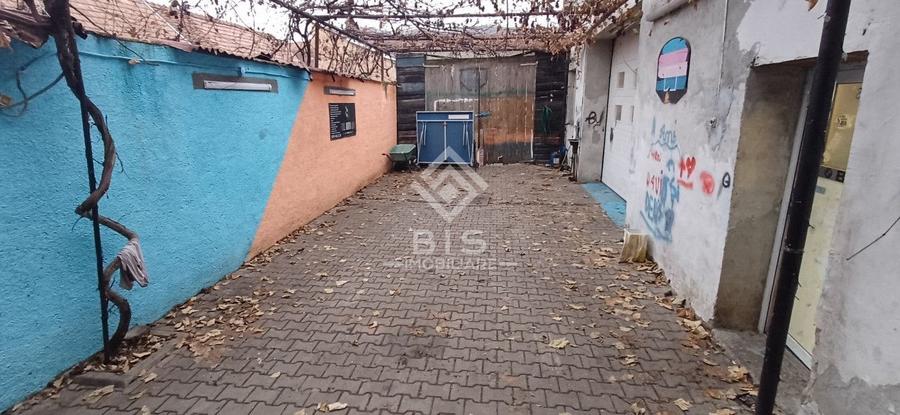Casă individuală cu 6 camere cu Canalizare în Central