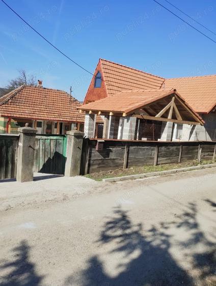 Casă cu Teren 4642 Mp în Bârsău