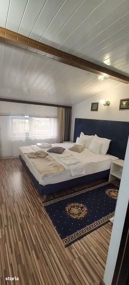 Casă cu 10 camere cu Teren 403 Mp în Trocadero