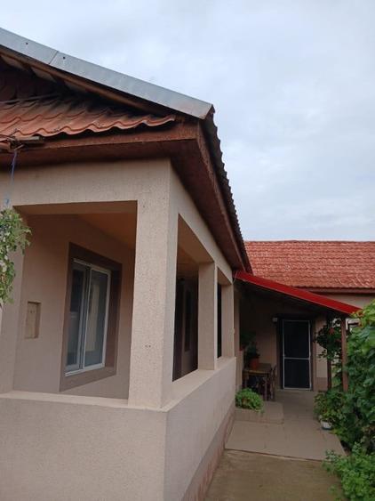 Casă cu 6 camere cu Teren 1600 Mp în Văcăreni