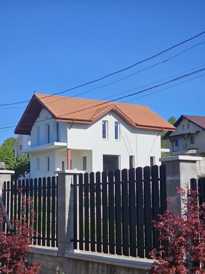Casă cu 4 camere în Tăuții de Sus