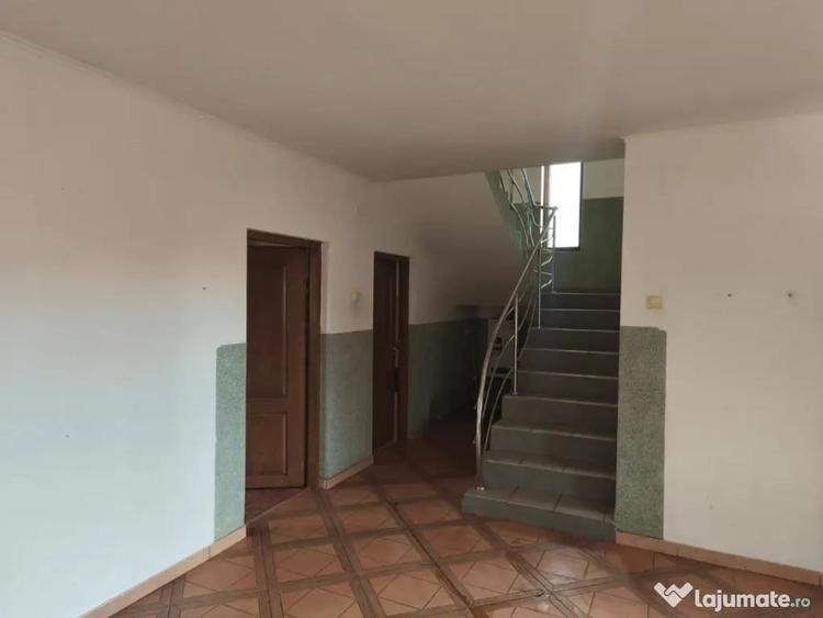 Casă cu 5 camere cu Teren 1600 Mp în Central