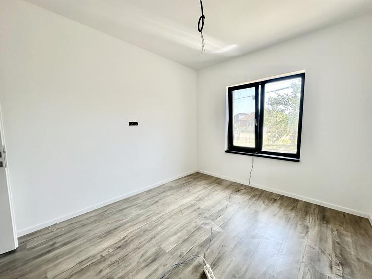 Duplex cu 3 camere cu Canalizare în Albina