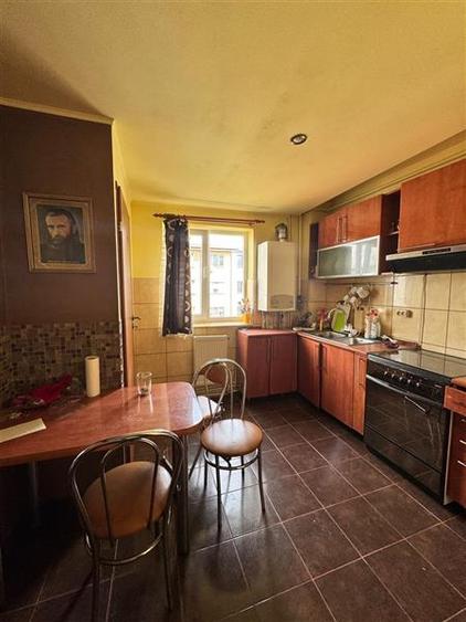 Apartament cu 4 camere decomandat în Gojdu