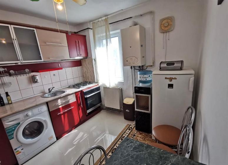 Apartament cu 2 camere semidecomandat în Podu Roș