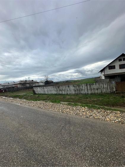 Teren de 2800 mp, în Cerbu