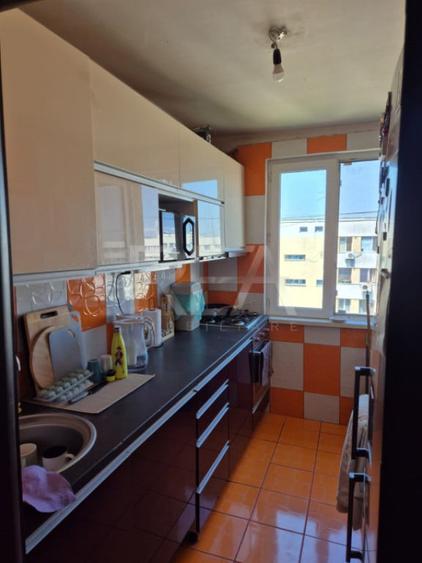 Apartament cu 3 camere semidecomandat în Colentina