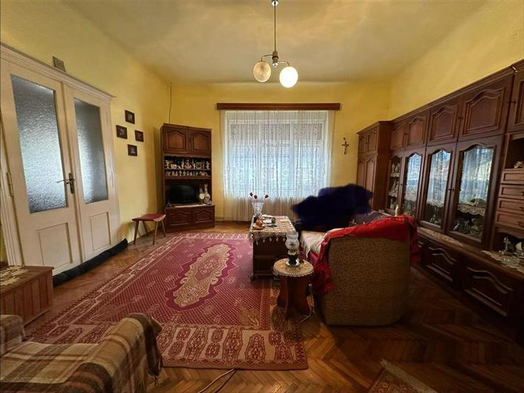 Casă individuală cu 7 camere cu Teren 900 Mp în Est