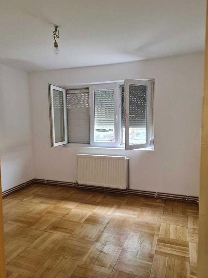 Apartament cu 3 camere semidecomandat în Boul Roșu