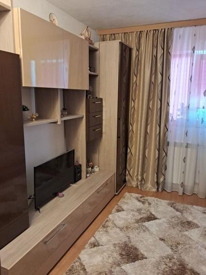 Apartament cu 3 camere decomandat în Exterior Vest