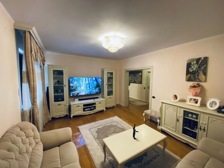 Apartament cu 3 camere decomandat, mobilat în Faleza Nord