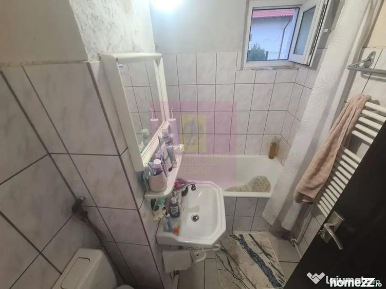 Apartament cu 3 camere semidecomandat în Cuza