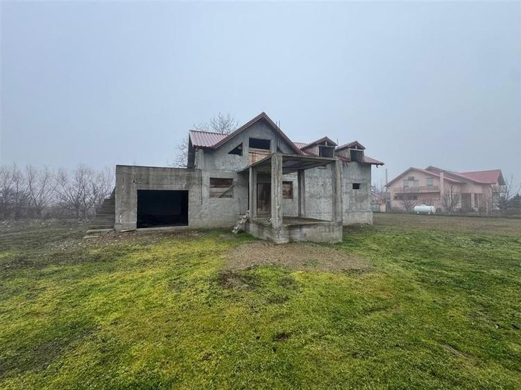 Casă individuală cu 4 camere cu Teren 2000 Mp în Rădulești