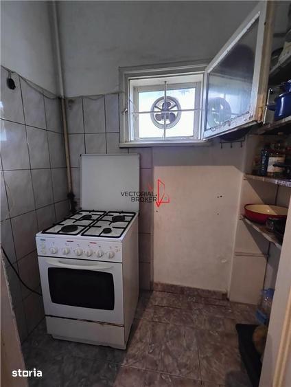 Casă cu 8 camere cu Teren 374 Mp în Grivița