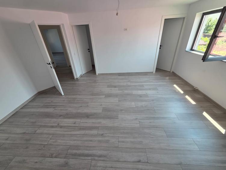 Casă cu 7 camere cu Teren 300 Mp în Exterior Sud