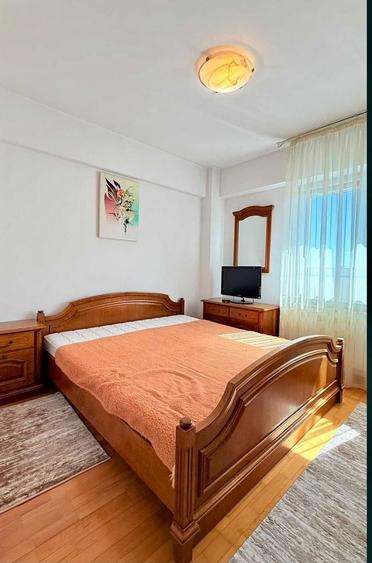 Apartament cu 3 camere decomandat în Moșilor