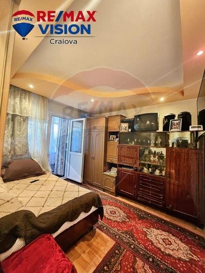 Apartament cu 3 camere semidecomandat, mobilat în Craiovița Nouă