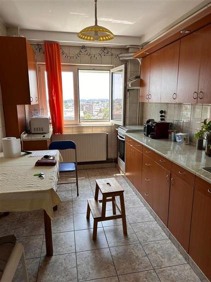 Apartament cu 4 camere semidecomandat în Berceni