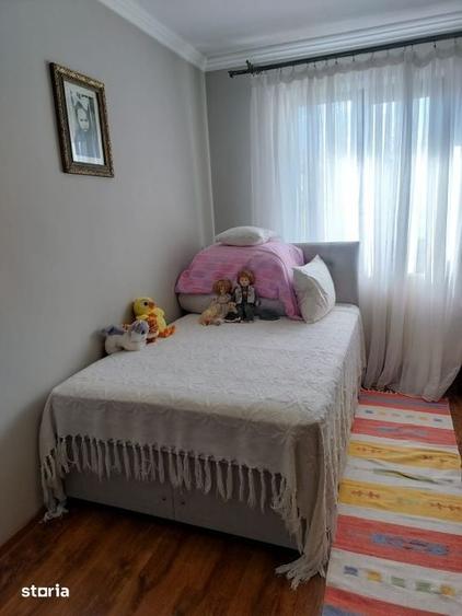 Apartament cu 3 camere semidecomandat în Craiovița Nouă