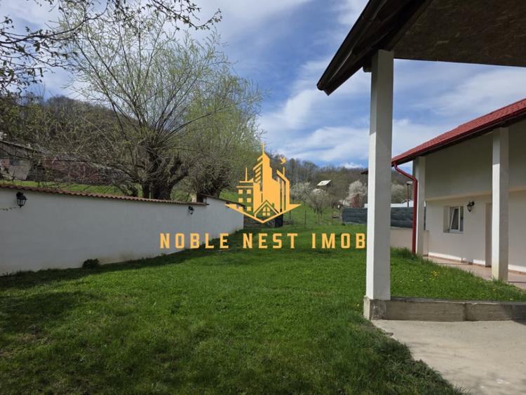 Casă cu 5 camere cu Teren 2500 Mp în Central