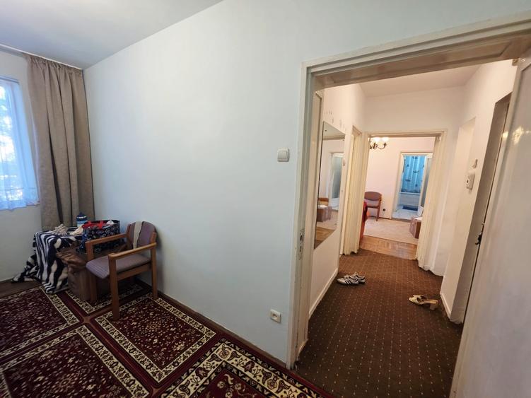 Apartament cu 3 camere semidecomandat în Democrației