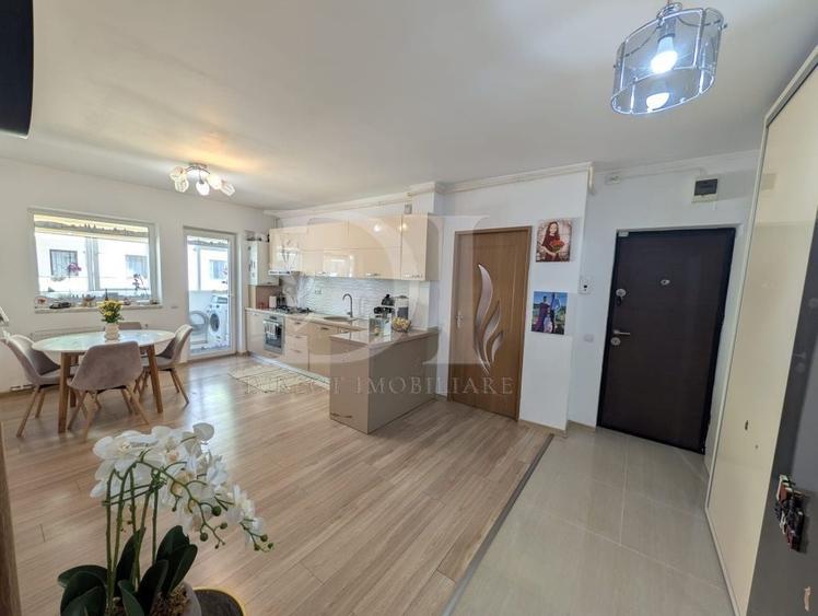 Apartament cu 3 camere semidecomandat, mobilat în Florești