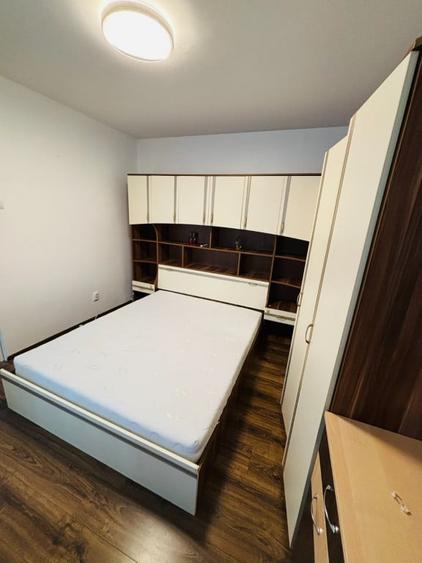Apartament cu 3 camere semidecomandat în Podu Roș
