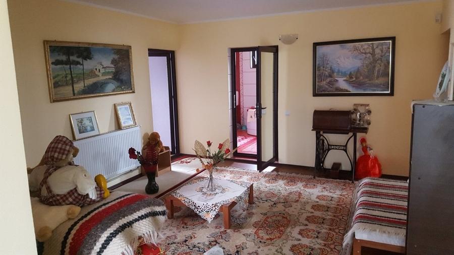 Casă individuală cu 8 camere cu Teren 300 Mp în Bradu