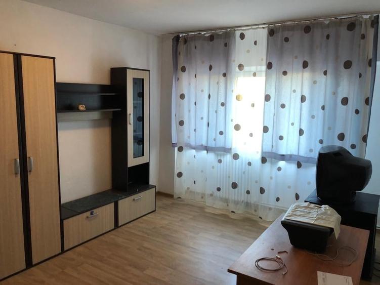 Apartament cu 2 camere decomandat în Podul de Fier