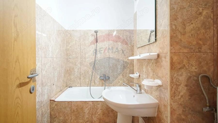 Apartament cu 3 camere semidecomandat în Astra