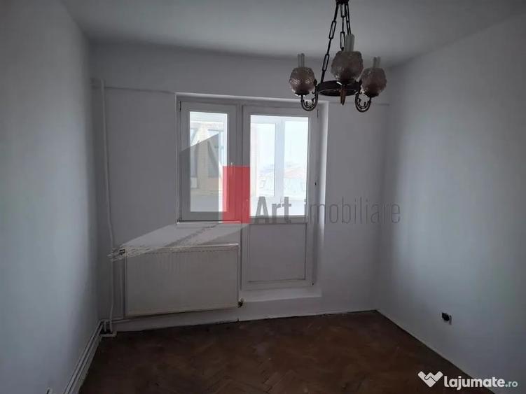 Apartament cu 4 camere decomandat în Central
