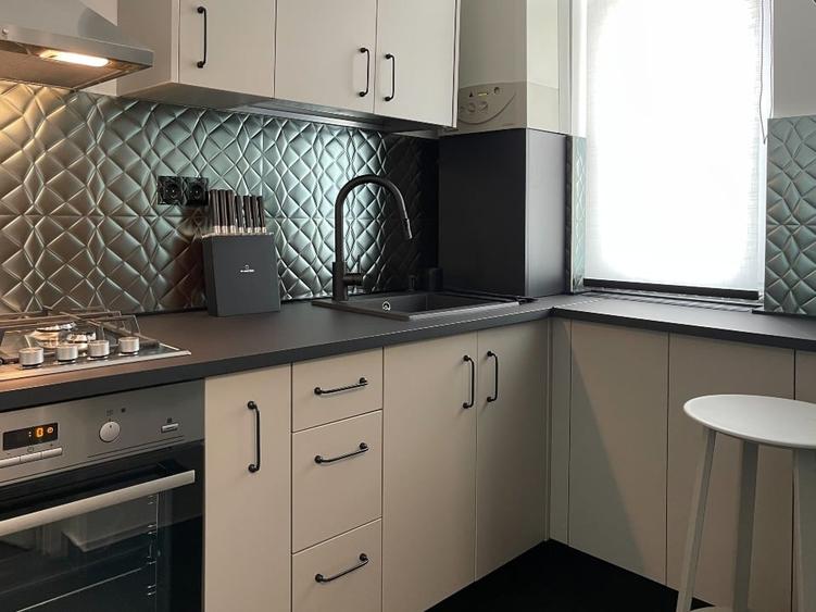 Apartament cu 3 camere decomandat, mobilat în P-ța Romană