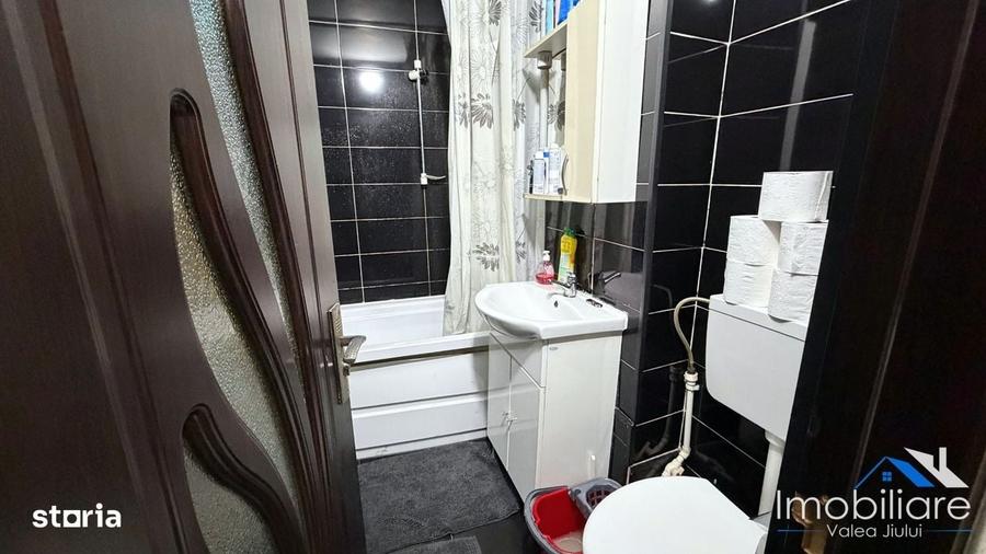 Apartament 3 camere de vanzare Petrosani, Piata Dacia, Etaj 2 - 7