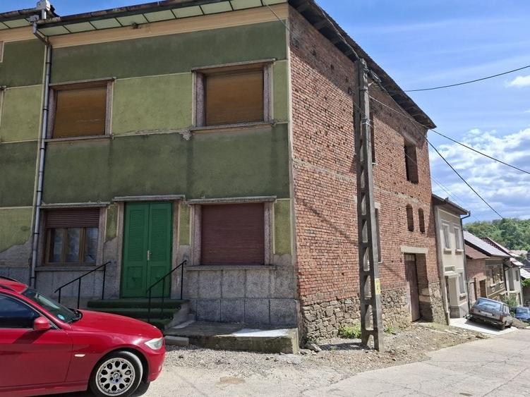 Casă cu 4 camere în Luncavița