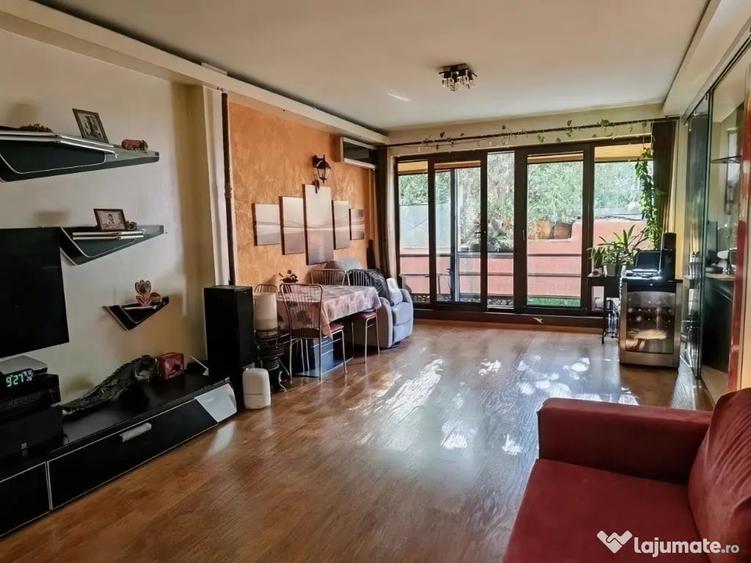 Apartament cu 3 camere decomandat în Uverturii