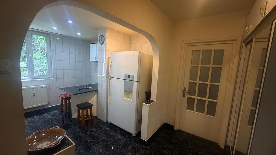 Apartament cu 3 camere semidecomandat în Ozana