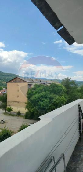 Apartament cu 3 camere semidecomandat în Sud