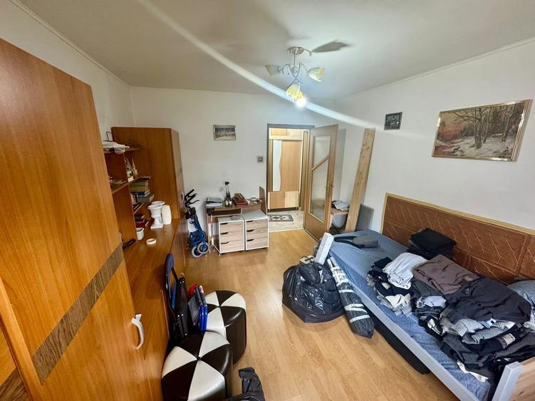 Apartament cu 3 camere semidecomandat în Podu Roș
