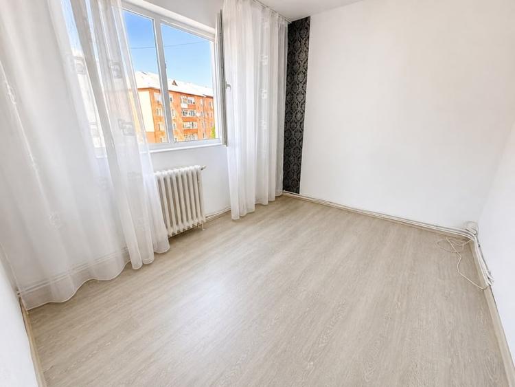 Apartament cu 2 camere semidecomandat în Cugir