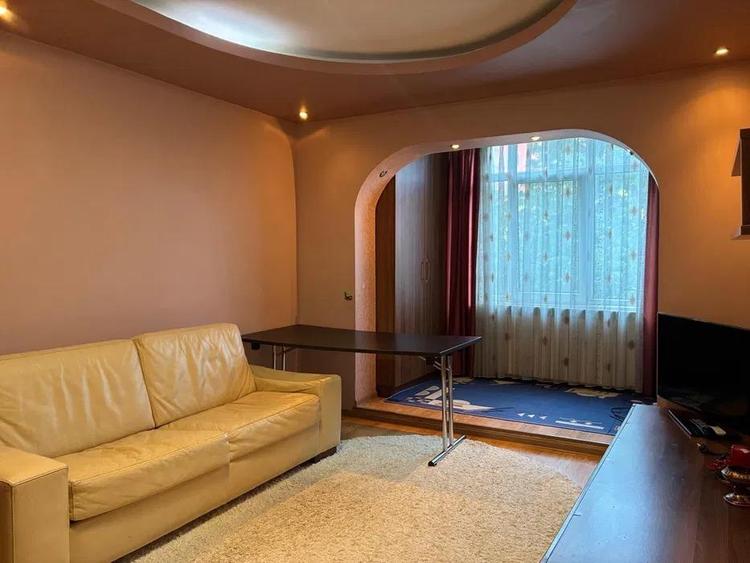Apartament cu 3 camere semidecomandat, mobilat în Podu Roș